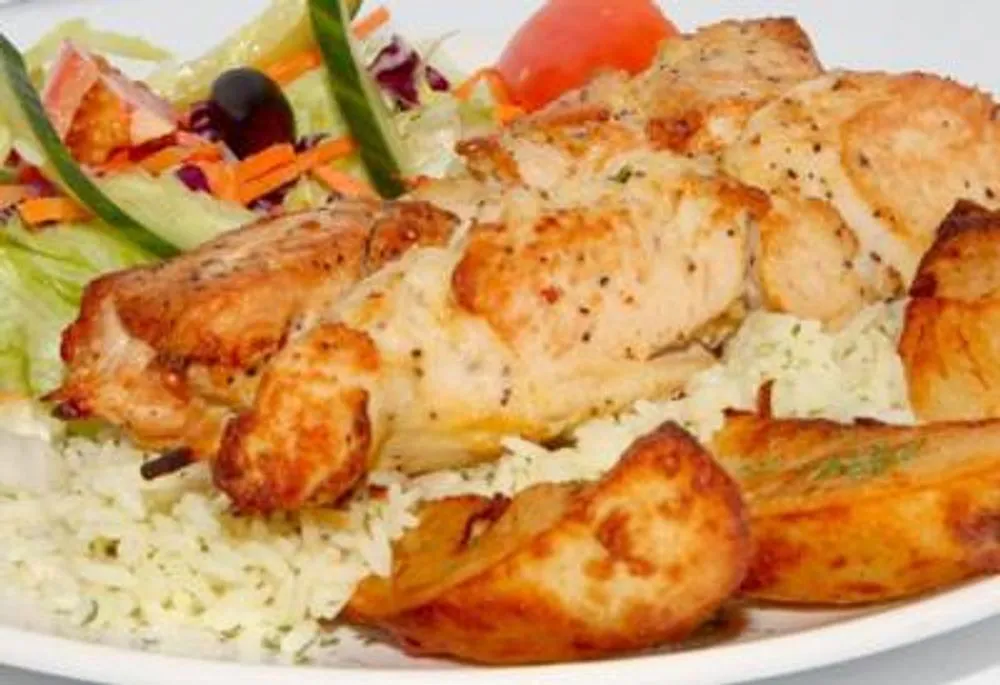 Grilled chicken breast plate with rice, roasted potato wedges and side garden salad at Pizzeria 67, a Pizza Restaurant in Grand-Mère